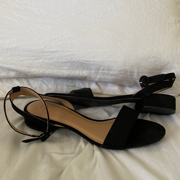Black strapped short heel Sandal, Size 9 - Picture 1 of 6